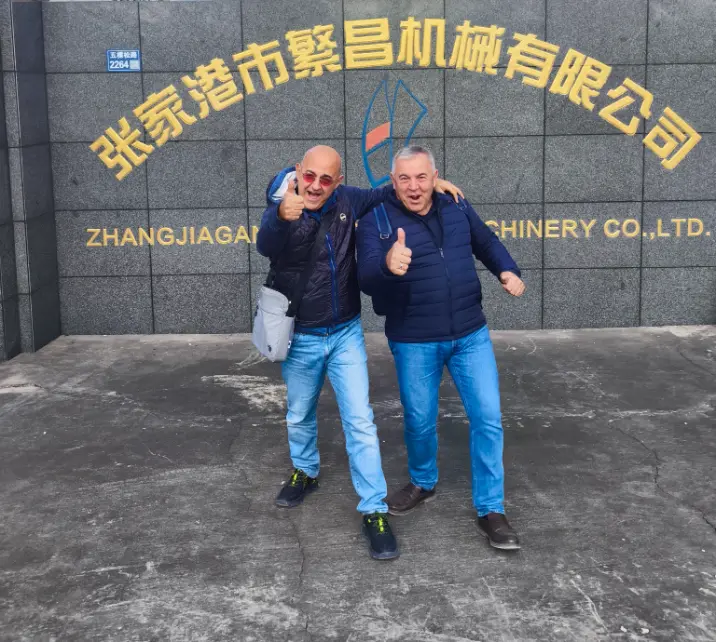 ในปี 2025 บริษัท LAMPLAST SRL จากอิตาลีได้ซื้อเครื่องผสมเย็นและร้อนอัตโนมัติเต็มรูปแบบ SRLW-1300/5000 สองเครื่องจากบริษัทของเรา